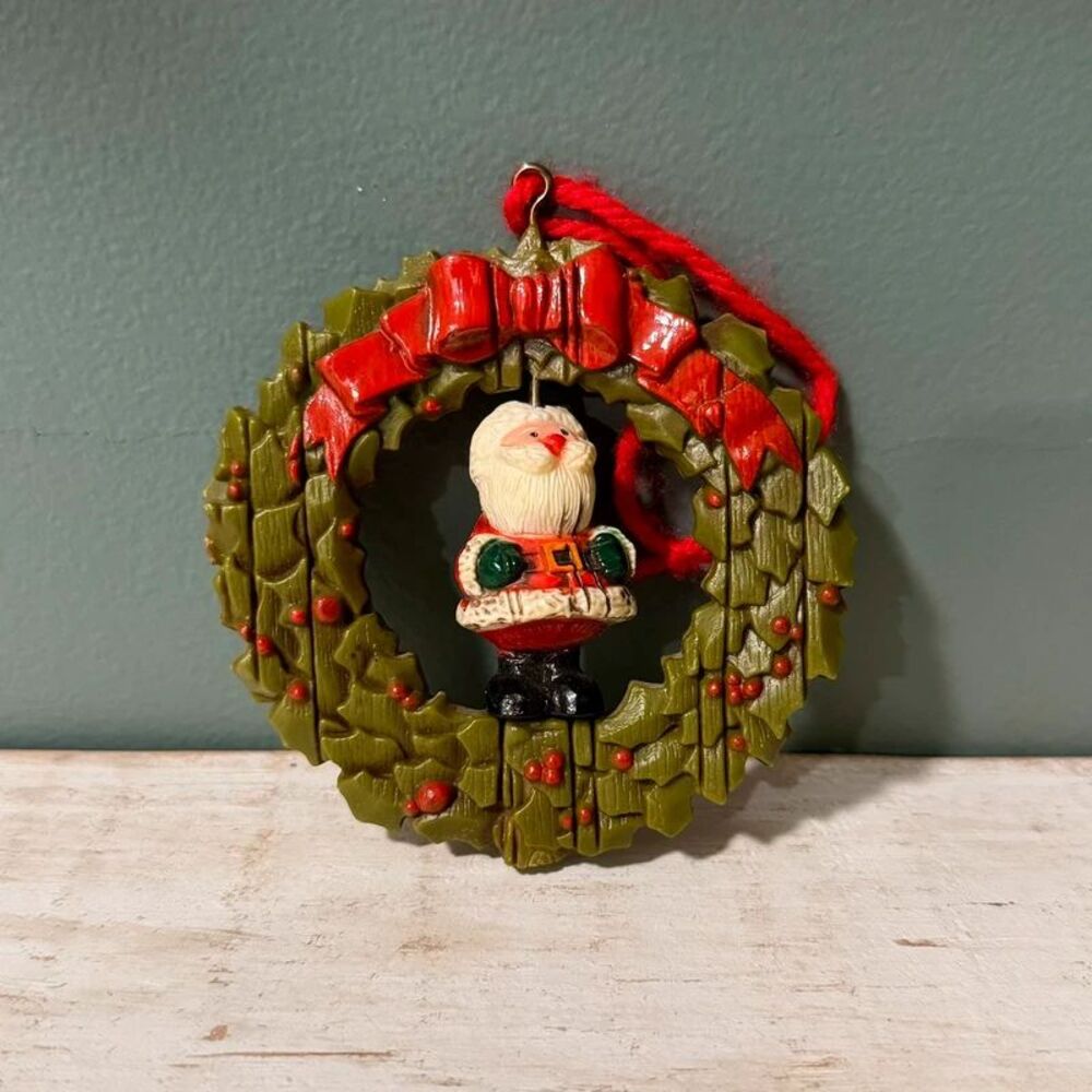 1976 Hallmark Twirl-Abouts Santa in Wreath Tree Trimmer Christmas Ornament